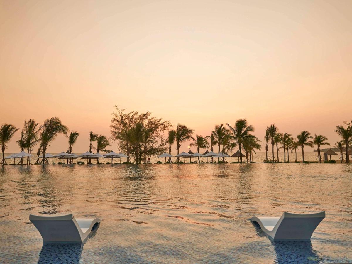 Mövenpick Villas&Residences Phú Quốc Exterior foto Sunset at the beach