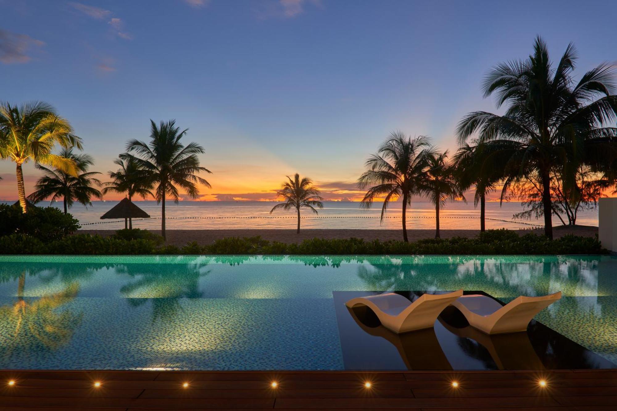 Mövenpick Villas&Residences Phú Quốc Exterior foto Sunset at the beach