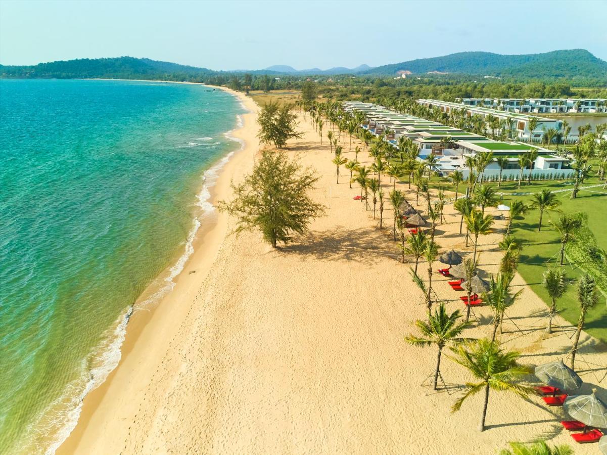 Mövenpick Villas&Residences Phú Quốc Exterior foto Aerial view of the beach at Hard Rock Hotel