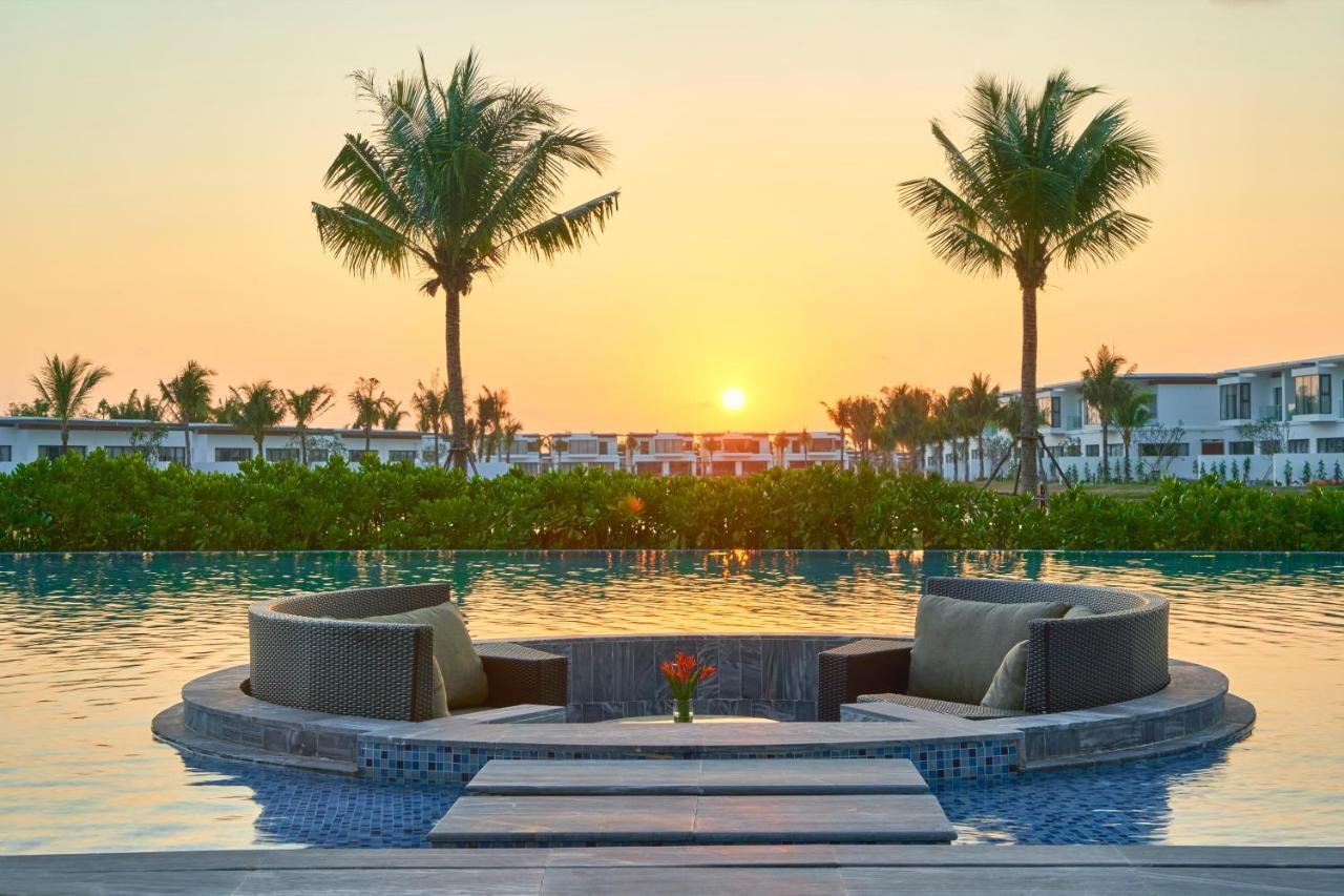 Mövenpick Villas&Residences Phú Quốc Exterior foto Sunset at Vinpearl Hotel Nha Trang
