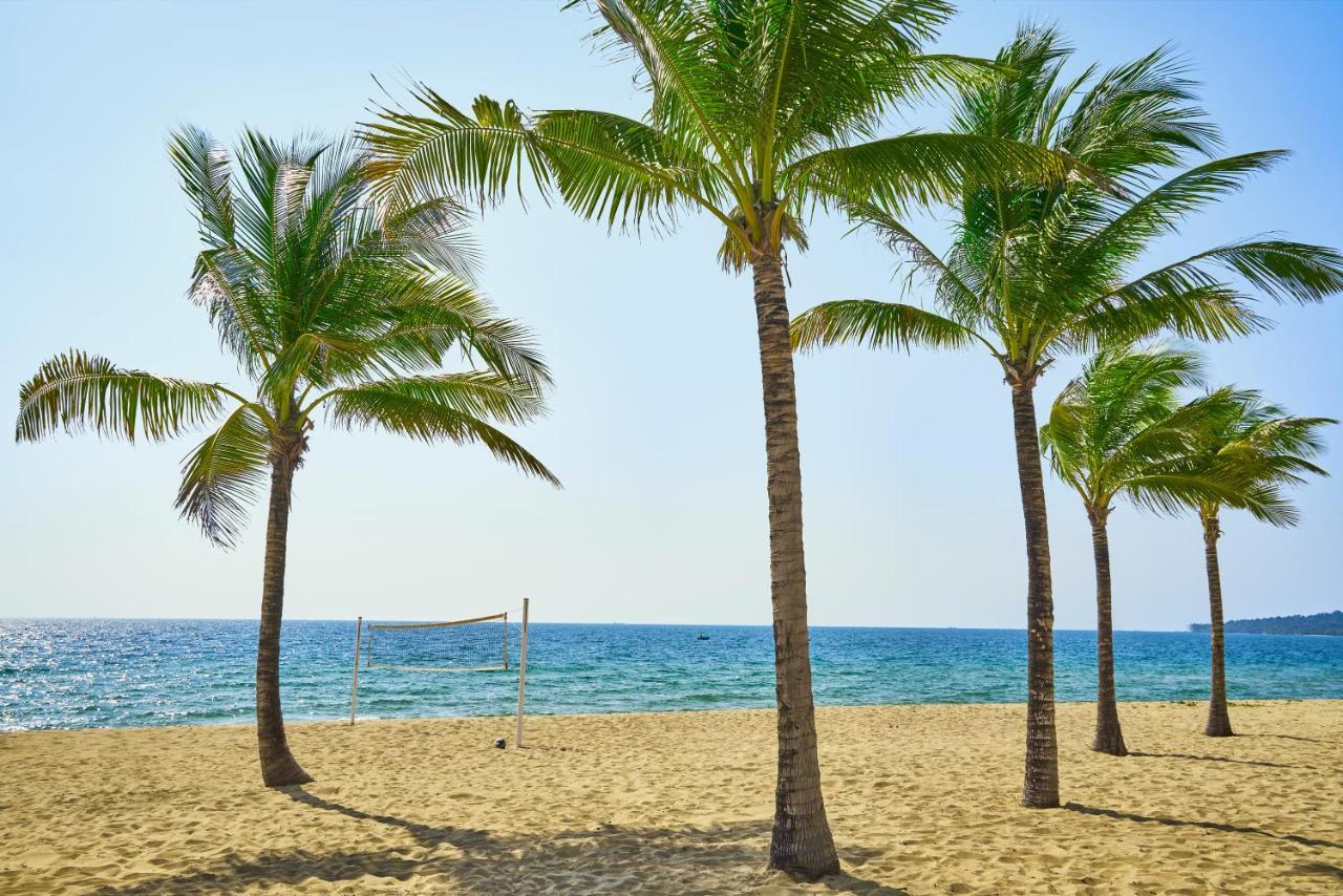 Mövenpick Villas&Residences Phú Quốc Exterior foto Palm trees on the beach