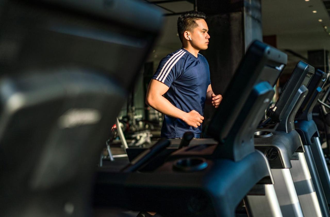 Mövenpick Villas&Residences Phú Quốc Exterior foto A man running on a treadmill