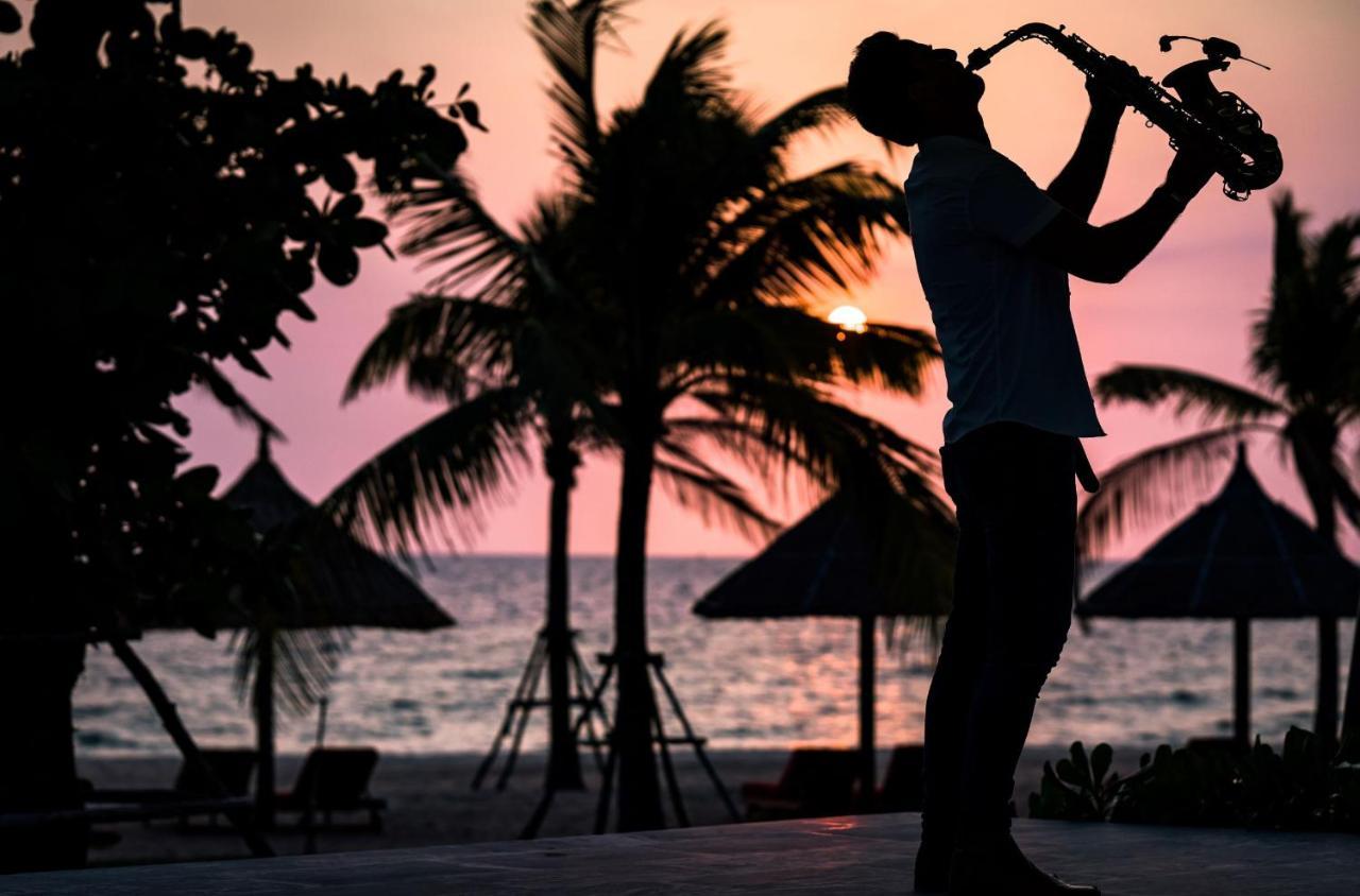 Mövenpick Villas&Residences Phú Quốc Exterior foto Sunset at the beach
